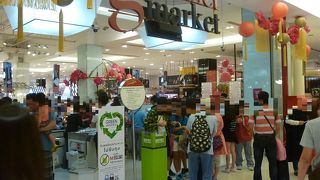 世界中の食材が手に入ります。