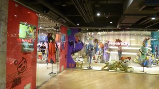 遊園地の出し物かと思うほど奇抜なデザインですが、一点だけ身に着けるならアクセントになるかも。