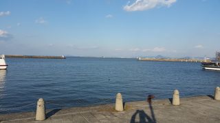 湖畔にウォーキングコースが設定されていました。