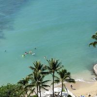 ラナイから見たパワースポット「カヴェヘヴェヘ」で泳ぐ人達