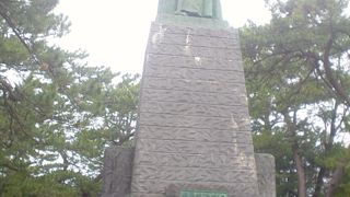 龍馬のように大きな銅像です