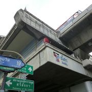 BTS高架鉄道の駅で、MRTのスクンウィット駅との乗り換えはこちらになります。