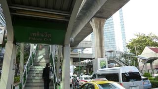 セントラルエンバシーまで歩行者用デッキが伸びています。