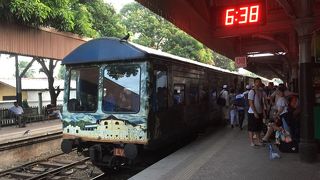 スリランカの鉄道は乗り心地が悪いので長距離はつらい