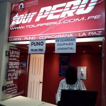 ユングーヨ経由のボリビア行き国際バスを運行しているバス会社