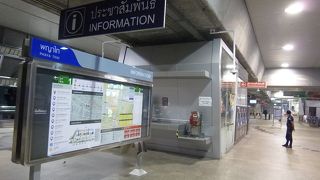 エアポートレイルリンクの始発電車は朝６時０２分です。