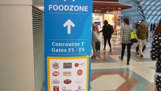 ファストフードのお店などあり、気軽に利用できます。