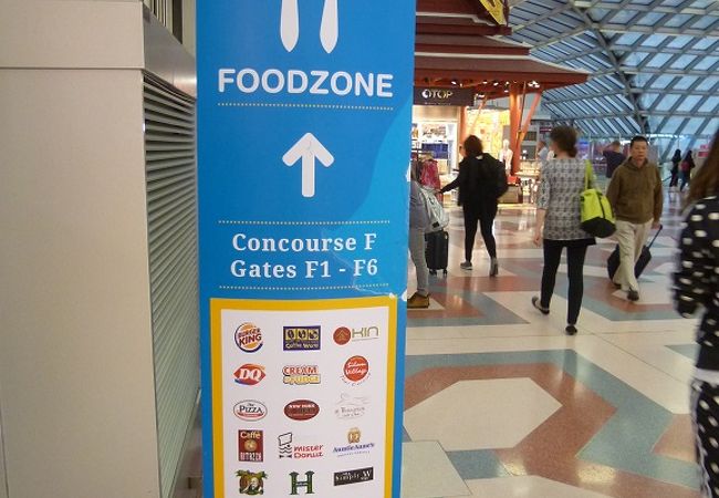 ファストフードのお店などあり、気軽に利用できます。