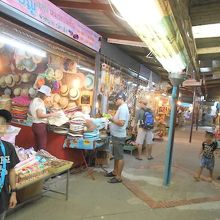 お客さんは多くはないけれどぷらぷらするにはいい感じ。