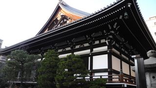 思わず通り過ぎそうな立地にあります