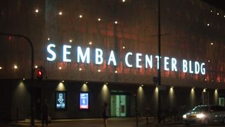 お買い得な衣装のオンパレードと地下に広がる食堂街。