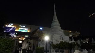 ショッピング街にひっそりと佇むお寺です。