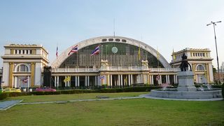 クルンテープ駅から郊外への日帰り旅行で利用しました。