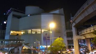 BTSのナショナルスタジアムの駅から直結しています。