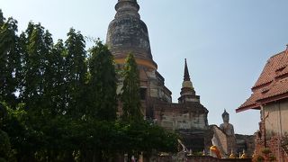 ７２ｍの高さのスリランカ様式の仏塔が聳えます。