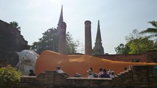 黄色の袈裟をかけられた白漆喰の涅槃仏。