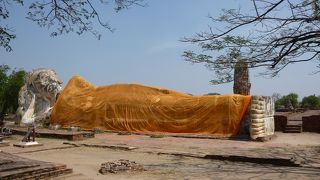 広大な敷地に涅槃仏のみが寂しく横たわっています。