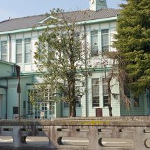 県庁堀の脇にあります