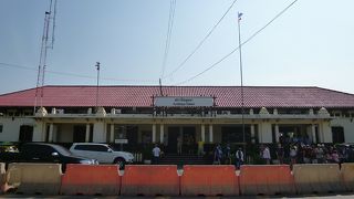 バンコクから列車で一時間半以上かかって漸く到着。