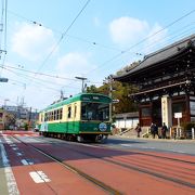 広隆寺前で「江ノ電」？びっくりと懐かしい！が同居。広い境内は人がまばらで少し寂しい