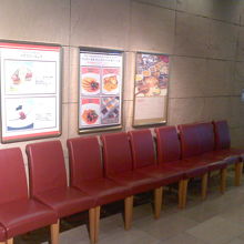 入場待ちの椅子