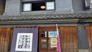 江戸末期に建てられた見世蔵が記念館になっています