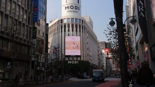 渋谷の公園通りとフアイアー通りの三叉路に一際目立って建っています