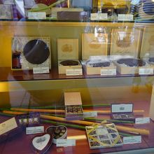 ウィンドウに展示されたお土産用のトルテ、美味しそう！