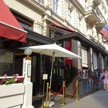 カフェ・ザッハーへは、この入口から