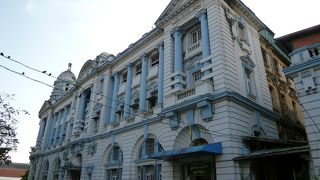 白壁に淡いブルーの色合いも美しい歴史建築は、旧インド帝国銀行の建物です。