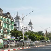 右の白い建物です。