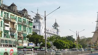 スーレーパゴダのロータリーに面して立つ市庁舎ビル。