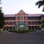 旧ビルマ総督府（旧首相府）の道を挟んで北側に建つ、1885年に建てられた学校です。