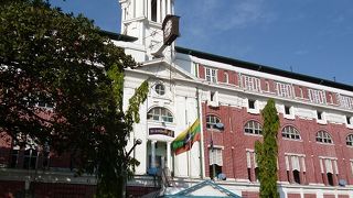 ヤンゴン川に面して立つ、レンガ色のエレガントな建物は通関業務を行う税関です。