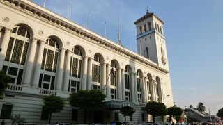 パンソダン埠頭に面して立つ港湾局の建物です。