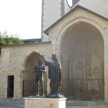 聖レミとクロヴィスの銅像