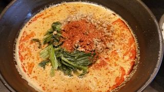 濃厚スープに太い麺を使っている担担麺