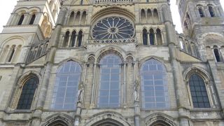 12世紀のステンドグラスが残る、ゴシックのアーチが美しい聖堂