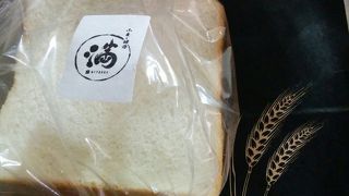 厳選した素材で作られたパンが買えます。