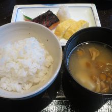 朝食　つやつやしゃっきり炊き立てかまどご飯