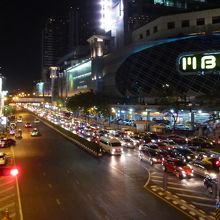 マーブンクローンセンター前を北上する車線が大渋滞しています。