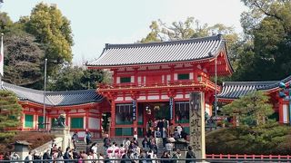 朱塗りの門が美しい神