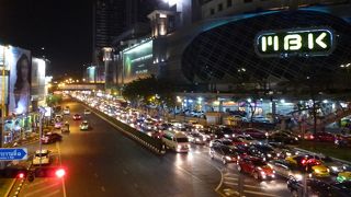 バンコク西部を南北に貫く幹線道路でいつも大渋滞。
