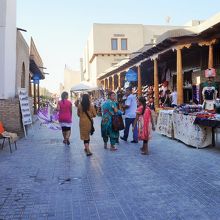 タキ・サラフォンから連なるショッピング通り