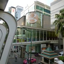 高級デパートであるゲイソーンへもこの通り直結しています。