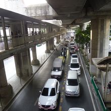 下の道路はこの通り。