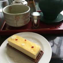 リンゴキャラメルムースケーキと抹茶