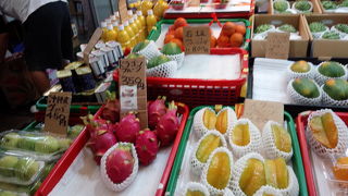 珍しい南国フルーツのお店や沖縄みやげのお菓子屋さんも！