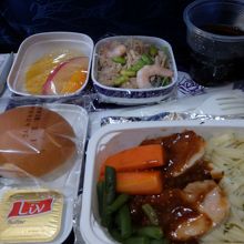 機内食はヌードルを選択。ポークと野菜のパスタのようでした。