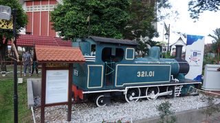 外には機関車が